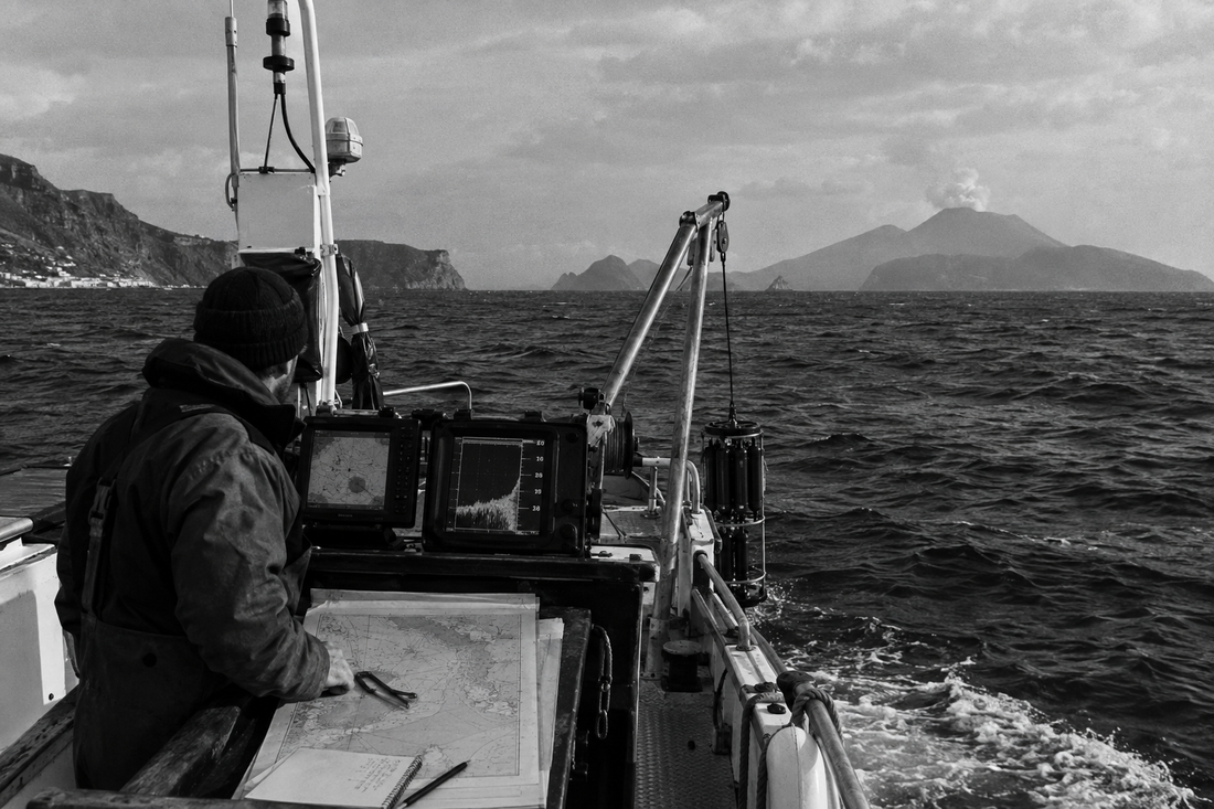 Carta batimetrica e orizzonte marino, composizione interpretativa in bianco e nero