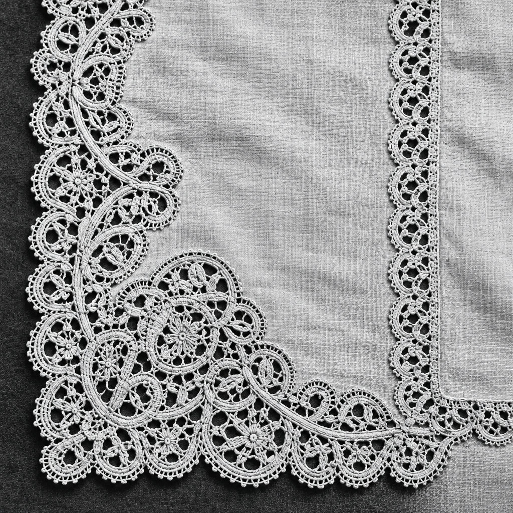 copriletto antico in lino e pizzo di Burano, fotografia documentaria