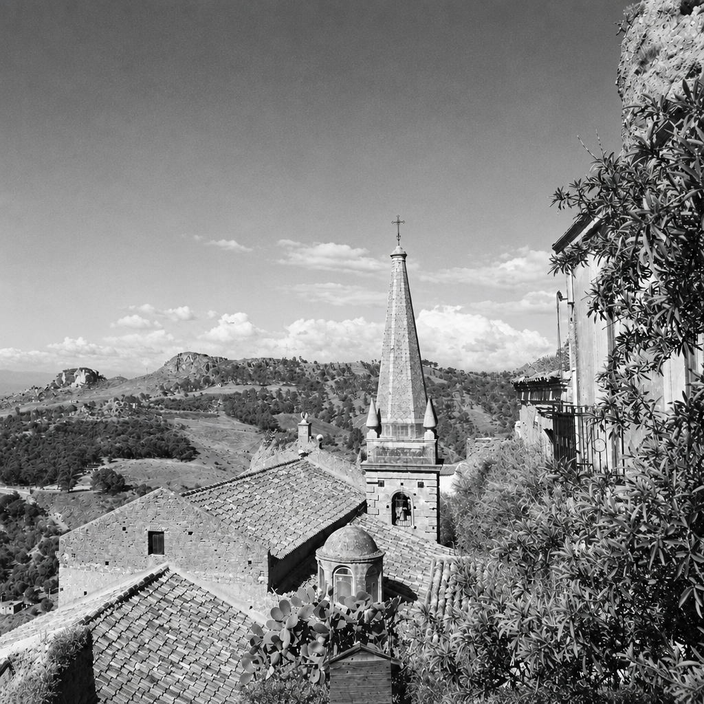 Immagine interpretativa quadrata in bianco e nero di un affaccio tra tetti e paesaggio collinare